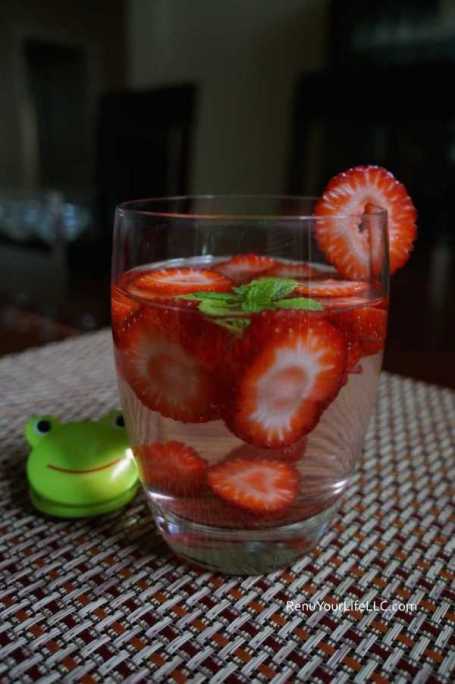 DSC01439-Strawberries-mint-Optm