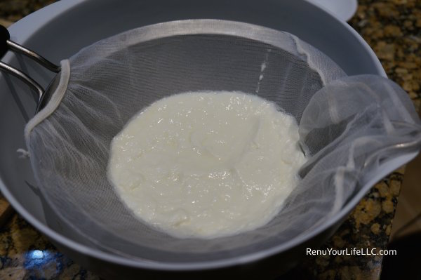 DSC01353-Straining-yogurt-Optm